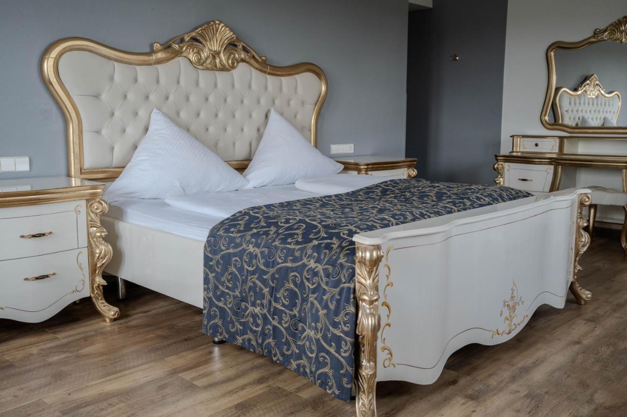 Eventlocation & Hotel Schloss Neuburg Obrigheim Esterno foto